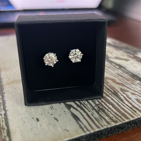 2CT Gorgeous Sterling Silver Moissanite Stud Earrings - Picture 1 of 5